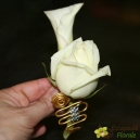 Boutonnière rose blanche