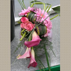 Bouquet de mariée Cascade de Callas roses
