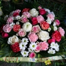 Coussin de fleurs coloris blanc rose et fushia