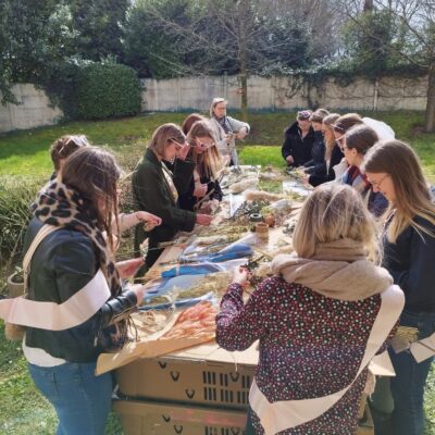 Atelier floral "EVJF Créatif" ​Type de prestation : Atelier floral privatif "EVJF Créatif" à Domicile Thématique : Sur mesure (selon le choix du groupe) Lieux : votre domicile ou lieu choisi dans la métropole lilloise  ​Description de l'expérience ​Célébrez ce moment unique entre amies. Accompagnées par notre savoir-faire, les futures mariées et leurs proches s'initient à l'art floral dans une ambiance conviviale et créative. Chaque participante repart avec sa propre création artisanale. ​ Détails de l'offre ​Thème au choix : Couronnes de fleurs fraîches ou séchées, bouquets ronds, centres de table ou accessoires fleuris. ​Date à la carte : Programmation flexible selon vos disponibilités et notre calendrier magasin. ​Matériel inclus : Fleurs de saison (incluant possiblement des variétés de notre micro-ferme), feuillages, contenants et outils de fleuriste. ​Privatisation : L'atelier se déroule  à la date , l'heure et lieu de votre choix Plus d'info  ​Escapade Florale - Roncq : 10 rue Jules Cornard. ​Escapade Florale by Sam - Wervicq-Sud : 51 rue Gabriel Péri. par téléphone ​Modalités de réservation ​Nombre de participantes : À définir lors de la réservation. ​Durée : Environ 1h30 à 2h. ​Tarif : minimum 8 personnes ( de 8 à 10 pers. 35€ par pers. /  de 11 à 16 pers. 30€ par pers. /  17 et plus =25€ par personnes  déplacements compris )