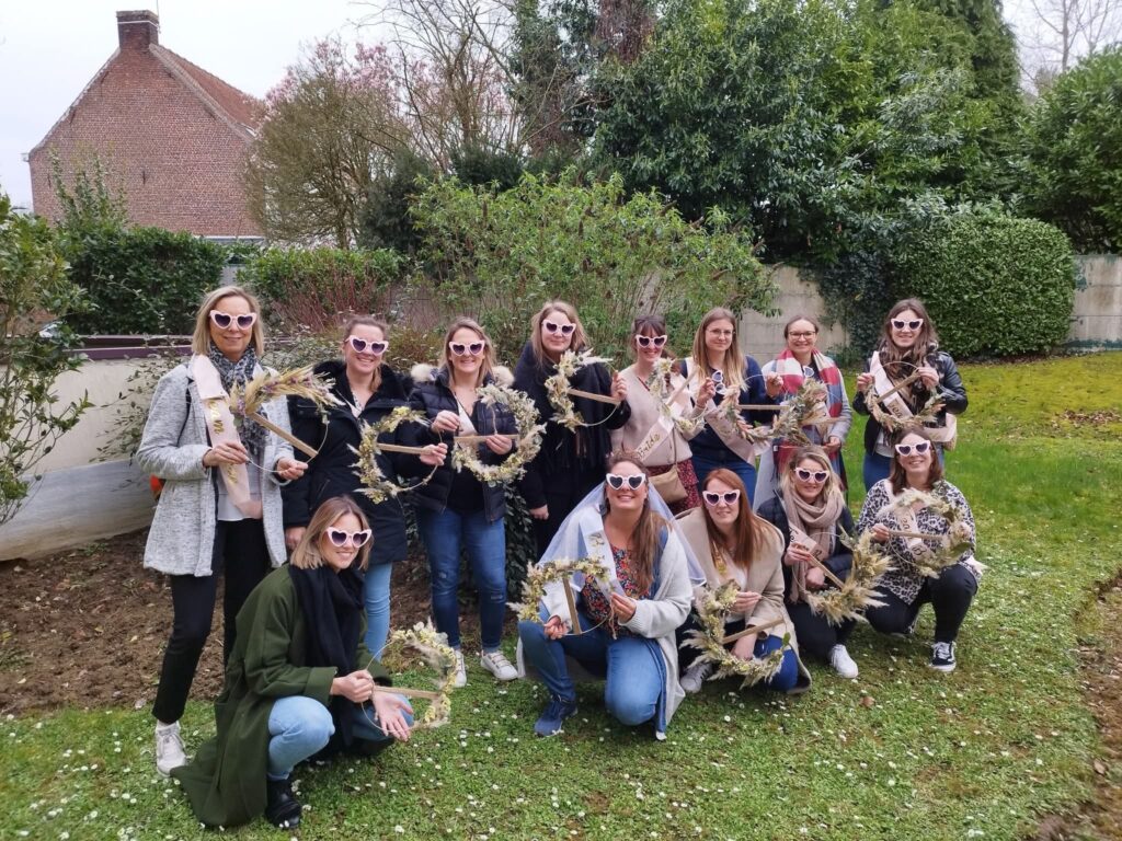 Atelier floral "EVJF Créatif" ​Type de prestation : Atelier privatisé en magasin Thématique : Sur mesure (selon le choix du groupe) Lieux : Roncq ou Wervicq-Sud ​Description de l'expérience ​Célébrez ce moment unique entre amies au cœur de nos boutiques. Accompagnées par notre savoir-faire, les futures mariées et leurs proches s'initient à l'art floral dans une ambiance conviviale et créative. Chaque participante repart avec sa propre création artisanale. ​ Détails de l'offre ​Thème au choix : Couronnes de fleurs fraîches ou séchées, bouquets ronds, centres de table ou accessoires fleuris. ​Date à la carte : Programmation flexible selon vos disponibilités et notre calendrier magasin. ​Matériel inclus : Fleurs de saison (incluant possiblement des variétés de notre micro-ferme), feuillages, contenants et outils de fleuriste. ​Privatisation : L'atelier se déroule directement dans l'un de nos points de vente pour une immersion totale.. ​ Nos adresses pour vos ateliers ​Escapade Florale - Roncq : 10 rue Jules Cornard. ​Escapade Florale by Sam - Wervicq-Sud : 51 rue Gabriel Péri. ​Modalités de réservation ​Nombre de participantes : À définir lors de la réservation. ​Durée : Environ 1h30 à 2h. ​Tarif : minimum 5 personnes ( de 5 à 9 personnes = 30€ par personne, 10 personnes et plus 25€ par personne)