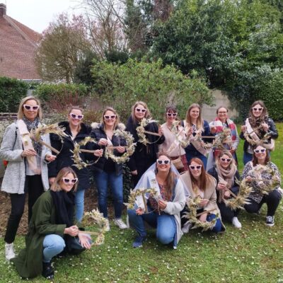 Atelier floral "EVJF Créatif" ​Type de prestation : Atelier privatisé en magasin Thématique : Sur mesure (selon le choix du groupe) Lieux : Roncq ou Wervicq-Sud ​Description de l'expérience ​Célébrez ce moment unique entre amies au cœur de nos boutiques. Accompagnées par notre savoir-faire, les futures mariées et leurs proches s'initient à l'art floral dans une ambiance conviviale et créative. Chaque participante repart avec sa propre création artisanale. ​ Détails de l'offre ​Thème au choix : Couronnes de fleurs fraîches ou séchées, bouquets ronds, centres de table ou accessoires fleuris. ​Date à la carte : Programmation flexible selon vos disponibilités et notre calendrier magasin. ​Matériel inclus : Fleurs de saison (incluant possiblement des variétés de notre micro-ferme), feuillages, contenants et outils de fleuriste. ​Privatisation : L'atelier se déroule directement dans l'un de nos points de vente pour une immersion totale.. ​ Nos adresses pour vos ateliers ​Escapade Florale - Roncq : 10 rue Jules Cornard. ​Escapade Florale by Sam - Wervicq-Sud : 51 rue Gabriel Péri. ​Modalités de réservation ​Nombre de participantes : À définir lors de la réservation. ​Durée : Environ 1h30 à 2h. ​Tarif : minimum 5 personnes ( de 5 à 9 personnes = 30€ par personne, 10 personnes et plus 25€ par personne)