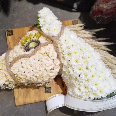 Tête de cheval fleurie – Version sobre et délicate 160 € Disponible à Roncq, Wervicq-Sud et en livraison Une création florale originale et pleine de douceur. Cette tête de cheval stylisée est une version plus légère de notre pièce signature, tout en gardant l’essentiel de l’émotion et de l’élégance.