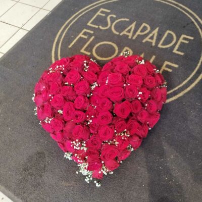 Cœur de deuil en roses rouges – Hommage fort et intemporel ❤️ À partir de 150 € 📍 Disponible à Roncq, Wervicq-Sud et en livraison Un grand classique pour rendre hommage avec force et élégance. Ce cœur de roses rouges est une pièce de deuil pleine de symbole, qui exprime l’amour éternel, le respect profond et la dignité. Réalisé uniquement avec des roses rouges fraîches, il est monté à la main avec soin, dans une forme de cœur parfaitement équilibrée. Chaque modèle est ajusté selon le budget et l’intensité souhaitée.
