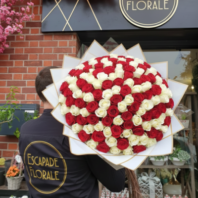 Bouquet de Roses Rouges  et Blanches Gros Boutons Un bouquet élégant dans les tons  rouge et blanc, composé de Roses fraîches. Parfait pour offrir ou pour décorer un intérieur avec fraîcheur et douceur. Détail : Fleurs fraîches Tons rouge Bouquet longues tiges, façonné à la main Présenté avec soin, prêt à offrir Tarif : 3€ la Rose  Disponible en retrait boutique à Roncq et Wervicq-Sud ou en livraison locale.