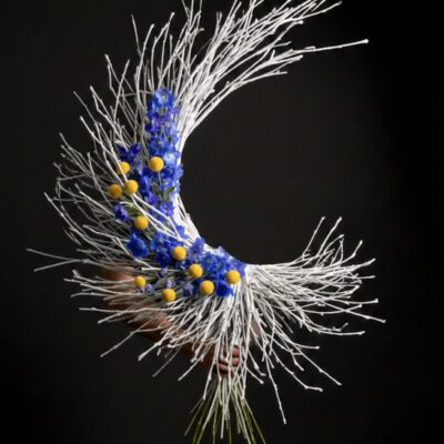 Le Croissant Lunaire : "Éclat Électrique" ​L'Esprit de la Création ​Une œuvre florale d'exception qui repousse les limites du bouquet traditionnel. Cette création sculpturale joue sur une structure graphique audacieuse en forme de croissant, offrant un contraste saisissant entre la pureté des branchages blancs et l'énergie vibrante des fleurs. C'est une pièce de design végétal, complètement originale, conçue pour ceux qui recherchent une décoration d'intérieur avant-gardiste ou un cadeau au caractère inoubliable. ​Attention délai * Détails de la Composition ​Ce bouquet est une véritable prouesse technique, assemblée avec une précision d'orfèvre : ​La Structure : Un travail minutieux de branchages blancs formant une demi-lune aérienne et texturée, créant un jeu d'ombres et de lumières fascinant. ​Le Contraste Électrique : Deux teintes primaires viennent réveiller la structure : ​Un bleu profond et intense apporté par des delphiniums, symbolisant le mystère et l'élégance. ​Un jaune solaire et graphique avec des craspedias (boules de baguette), apportant une touche de modernité et de pep's. ​Architecture Florale : Les fleurs sont disposées le long de la courbe intérieure pour souligner le mouvement dynamique de la pièce. ​Le Conseil de l'Artisan ​"Ce bouquet est une sculpture à part entière. Pour le sublimer, je recommande de le placer devant un mur uni ou une source de lumière directe afin de souligner le graphisme de ses branchages. Contrairement à un bouquet classique, sa structure en bois lui permet de conserver son allure majestueuse même une fois les fleurs passées, car il peut être retravaillé ou conservé tel quel comme objet de décoration séché." ​Service & Personnalisation ​Chaque pièce étant réalisée à la main, elle est unique. Retrouvez cette signature artistique dans nos deux boutiques : ​Escapade Florale - Roncq : 10 rue Jules Cornard, 59223 Roncq. ​Escapade Florale by Sam - Wervicq-Sud : 51 rue Gabriel Péri, 59117 Wervicq-Sud. *​Disponibilité : En raison de la complexité de sa structure, nous recommandons une réservation 72 heures à l'avance.