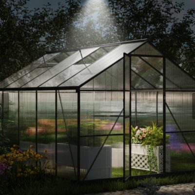 Grande Serre de Culture Aluminium & Polycarbonate 302x247 Nom du produit : Serre Spacieuse de Jardin - Modèle "Grand Volume" Dimensions : 302 x 247 x H215 cm Disponibilité : Sur commande ou retrait en magasin (Roncq & Wervicq-Sud) Description du produit Ce modèle généreux de plus de 7,4 m² est conçu pour les jardiniers exigeants ou pour l'hivernage de sujets volumineux comme nos oliviers et eucalyptus. Avec une hauteur de 2,15 m, elle permet de circuler aisément. Ses parois et son toit en polycarbonate de 4 mm (720g/m²) offrent une protection thermique optimale tout en diffusant une lumière douce, évitant ainsi les brûlures sur vos jeunes plants. Caractéristiques Techniques Structure : Aluminium robuste et durable, résistant aux intempéries. Parois & Toit : Polycarbonate alvéolaire haute densité 4 mm (720g/m²). Ventilation : 2 fenêtres de toit incluses pour une circulation d'air parfaite et un contrôle précis de la température. Surface au sol : 3,02 m x 2,47 m (Idéal pour installer plusieurs tables de culture).