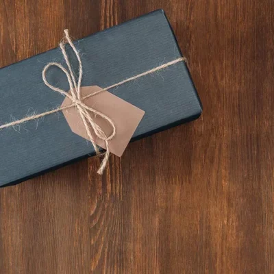 Carte Cadeau "Plaisir Floral" Type de produit : Carte cadeau physique ou numérique Validité : Magasins & Site Internet ​Description du produit ​Offrez la liberté de choisir parmi nos créations artisanales. Que ce soit pour un bouquet de saison, une plante d'exception ou une composition sur mesure, la carte cadeau Escapade Florale est l'attention idéale pour toutes les occasions (anniversaires, remerciements, ou simplement pour faire plaisir). ​Les avantages de notre carte ​Flexibilité totale : Valable sur l'ensemble de nos végétaux, fleurs coupées et accessoires. ​Double usage : Utilisable dans nos deux points de vente physiques ou directement sur notre boutique en ligne. ​Points d'utilisation ​Cette carte est acceptée dans vos deux destinations florales : ​Escapade Florale - Roncq : 10 rue Jules Cornard, 59223 Roncq. ​Escapade Florale by Sam - Wervicq-Sud : 51 rue Gabriel Péri, 59117 Wervicq-Sud. ​Informations pratiques ​Durée de validité : 1 an à compter de la date d'achat. ​Cumulable : Peut être complétée par un autre moyen de paiement si le montant de l'achat est supérieur à la valeur de la carte cadeau