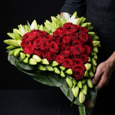 Cœur de deuil en roses rouges et lys